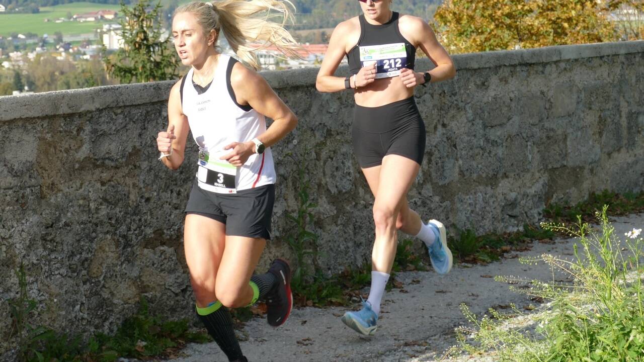 Isabell Speer vor Agata Strausa.  