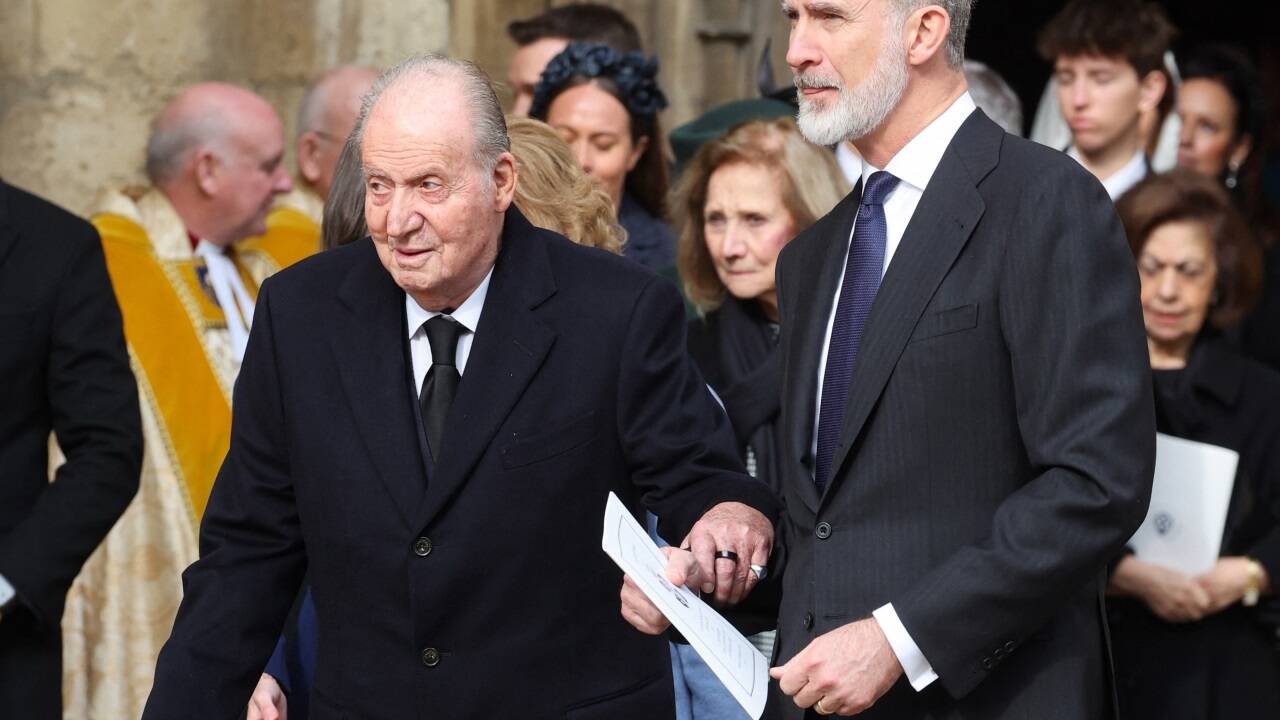 Spaniens König im Ruhestand, Juan Carlos, mit Sohn Felipe, dem aktuellen König.  Spaniens König im Ruhestand, Juan Carlos, mit Sohn Felipe, dem aktuellen König.