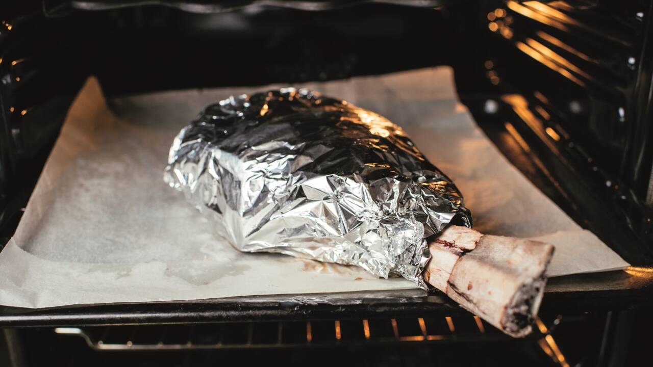 Die Zubereitung eines Tomahawk-Steaks ist einfach: zwei bis drei Stunden in eine Alufolie gewickelt bei 80 Grad ins Backrohr geben und auf dem Grill vollenden. Prost, Mahlzeit. 