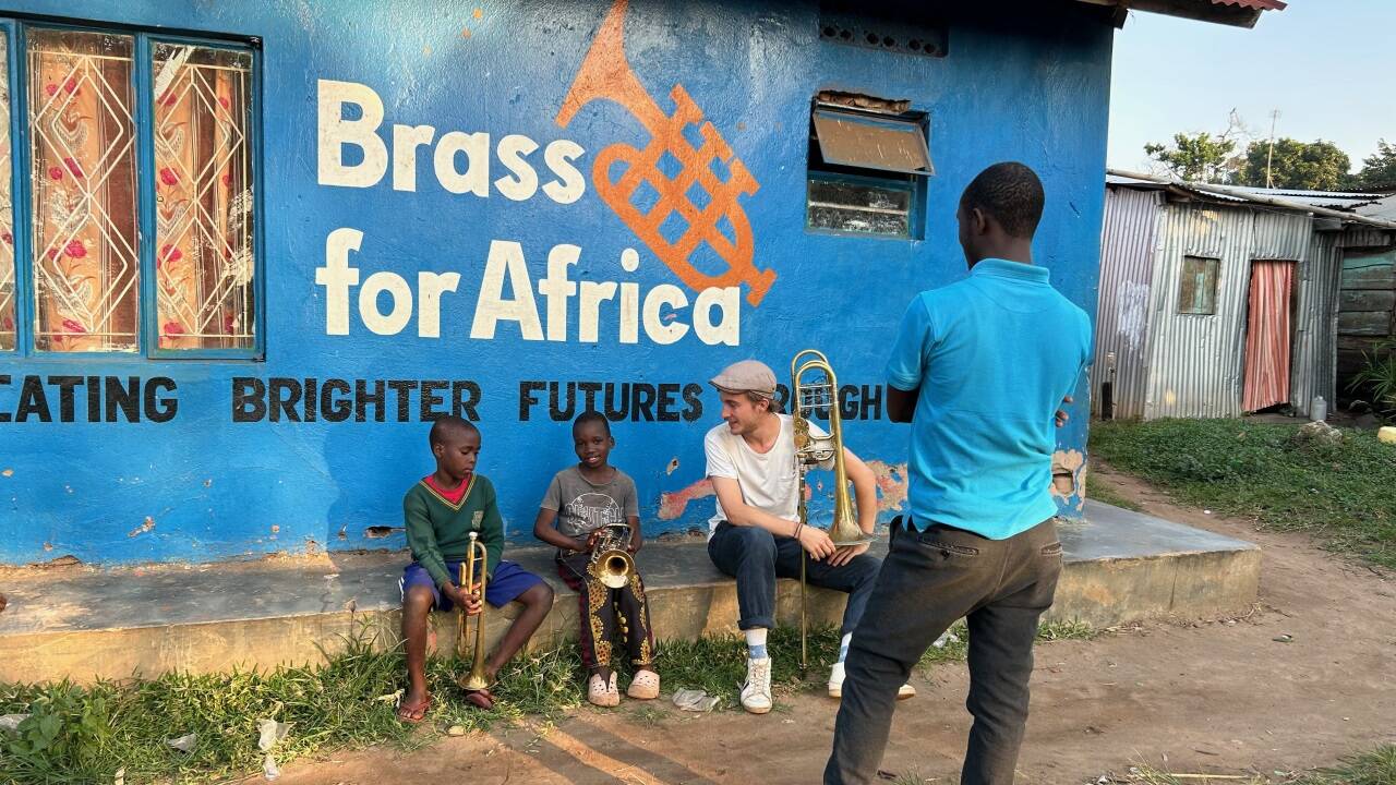 Thomas Weiß mit Musikschülern in Kalangala.  