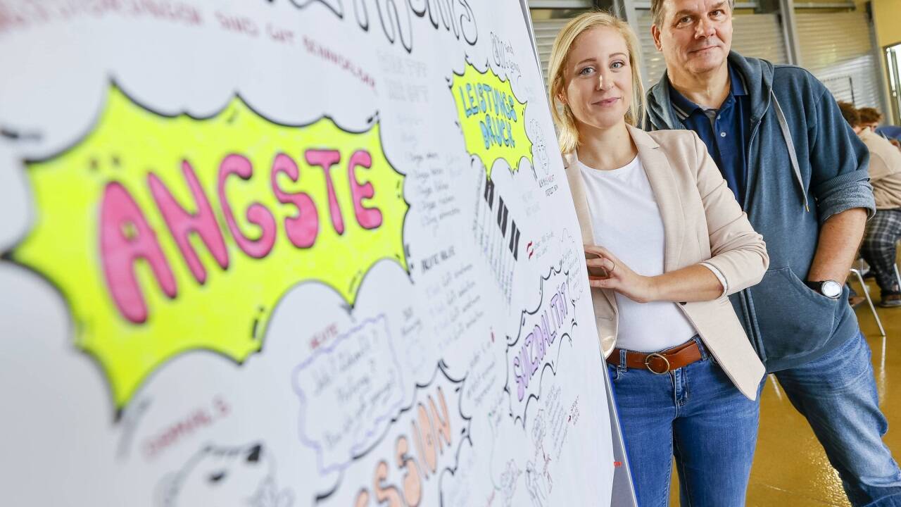 Die Halleiner Psychotherapeutin Lisa Glück mit dem Wiener Journalisten Golli Marboe, dem Initiator der Tage der psychischen Gesundheit. Am Montag fand dieser Projekttag, der der Prävention dient, in der Landesberufsschule Hallein statt.   Die Halleiner Psychotherapeutin Lisa Glück mit dem Wiener Journalisten Golli Marboe, dem Initiator der Tage der psychischen Gesundheit. Am Montag fand dieser Projekttag, der der Prävention dient, in der Landesberufsschule Hallein statt.
