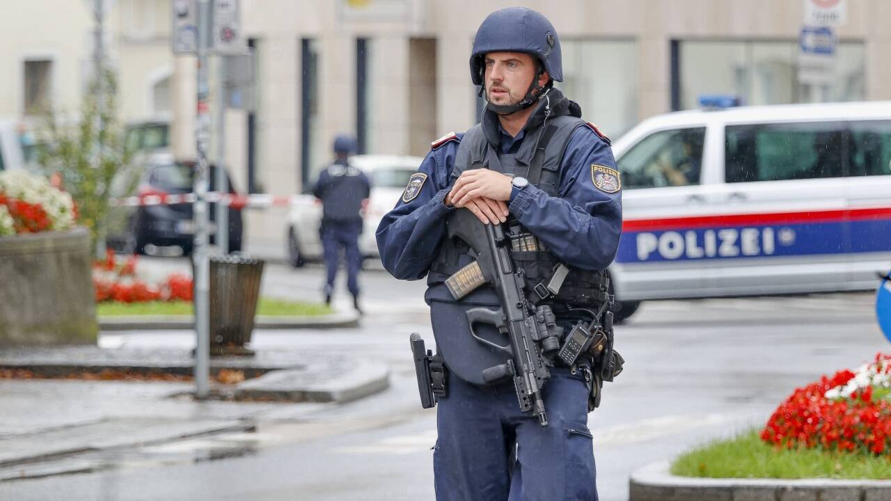 Die Reihe der Bombendrohungen reißt nicht ab, das Bild stammt von einem Einsatz in Salzburg. Die Reihe der Bombendrohungen reißt nicht ab, das Bild stammt von einem Einsatz in Salzburg.