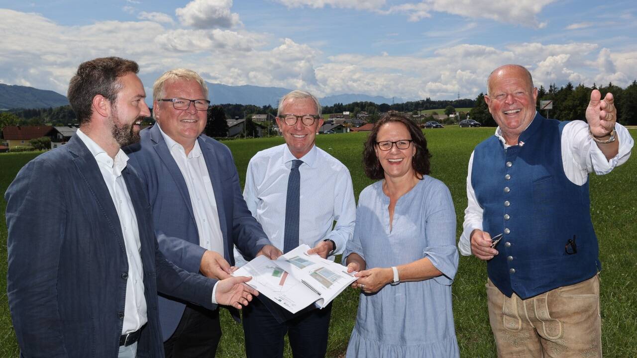 Die Verhandlungen haben sich lange hingezogen: Jetzt rückt der Bau des Hallenbades in Seekirchen näher. Im Bild: LH-Stv. Stefan Schnöll, Bürgermeister Simon Wallner aus Obertrum, Landeshauptmann Wilfried Haslauer, Landesrätin Daniela Gutschi und Bürgermeister Konrad Pieringer aus Seekirchen bei einem Lokalaugenschein im August 2022. <br /> 