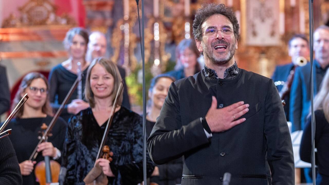 Dirigent Rubén Dubrovsky beim Konzert in der Mittersiller Pfarrkirche. 