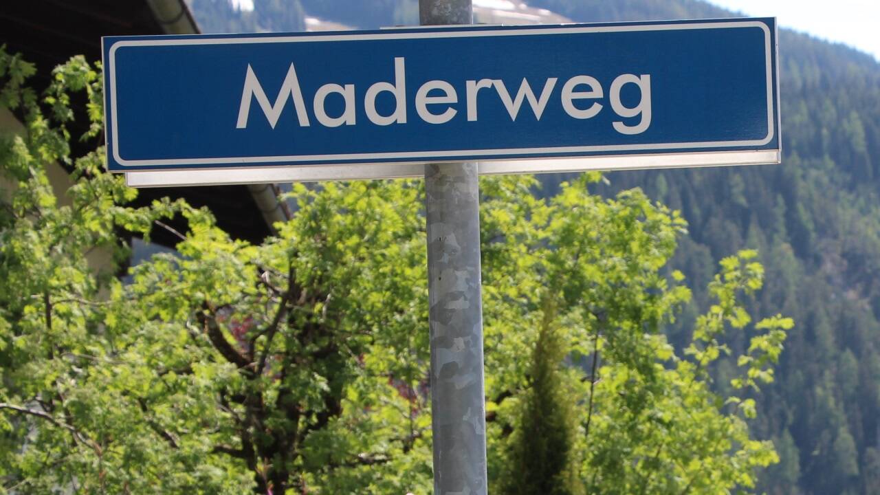 Es wurde zugesagt, dass das Schild mit dem Straßennamen „Maderweg“ (Radstadt/Pongau) mit einer Info-Tafel ergänzt wird. 