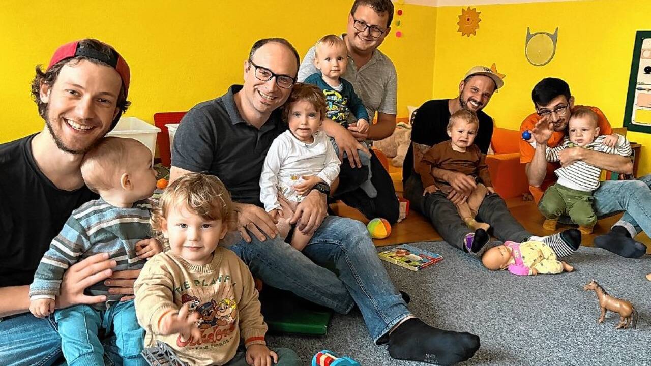 Moritz Rauscher (l.) und Stefan Engleder (2. v. l.) leiten seit Anfang Oktober die neue Väter-Kinder-Gruppe im EKiZ Golling.Bild: sw/petry 