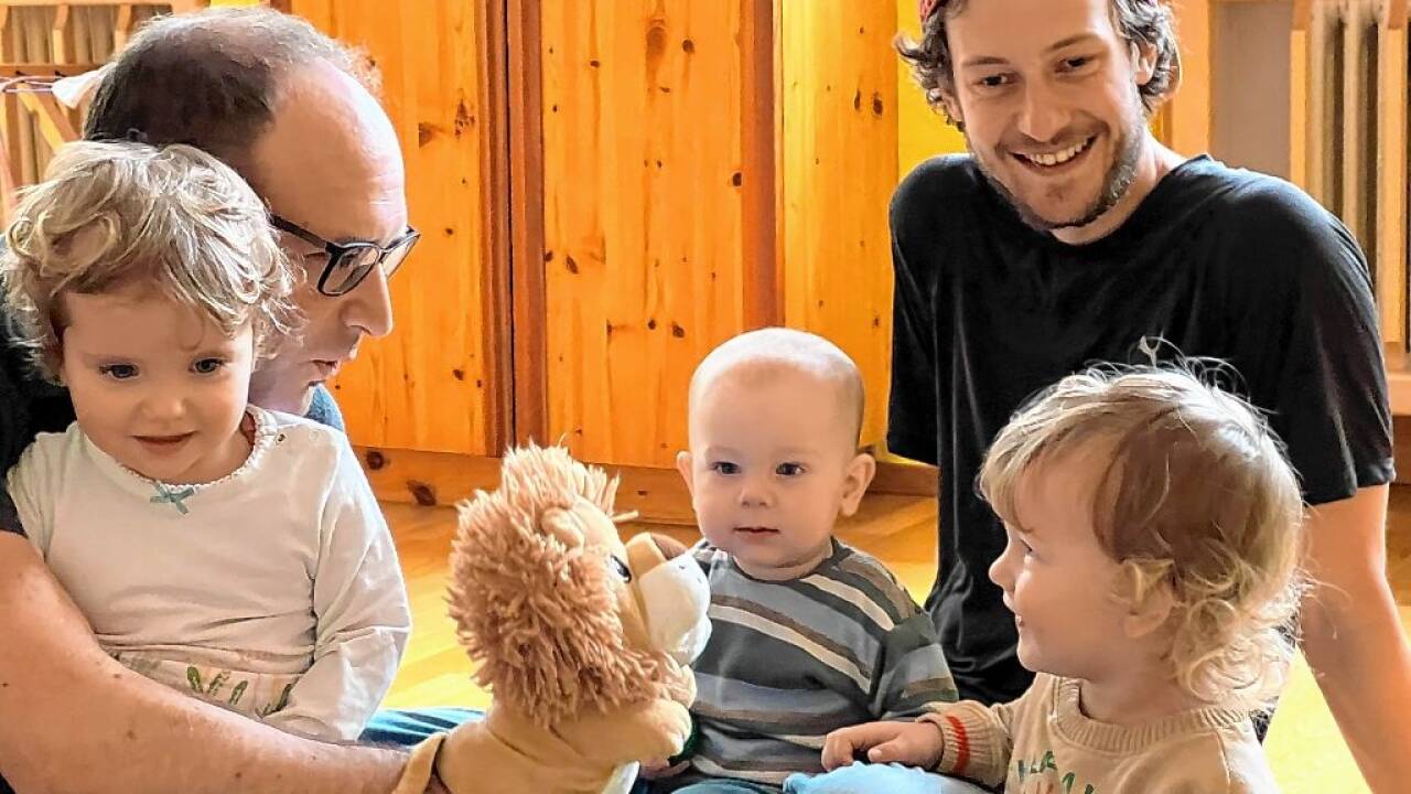 Nachdem es die Löwengruppe ist, werden die Kinder standesgemäß von einem „Löwen“ begrüßt.  