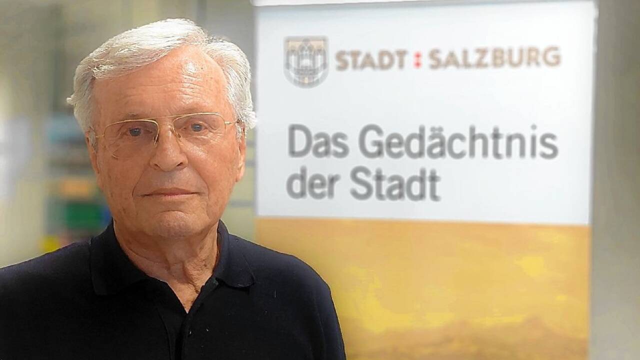 Peter Branner am 15. Oktober 2024 im Stadtarchiv: Er erlebte den ersten Bombenangriff auf die Stadt Salzburg als viereinhalbjähriger Bub. 