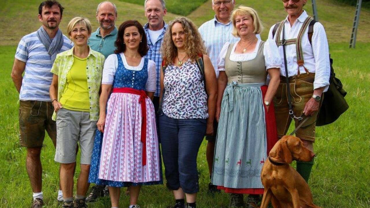 Ein Teil der Mitglieder des Kulturvereins „Kultur in Koppl“ mit Obfrau Emma Hofer als Vierter von links.  Ein Teil der Mitglieder des Kulturvereins „Kultur in Koppl“ mit Obfrau Emma Hofer als Vierter von links.