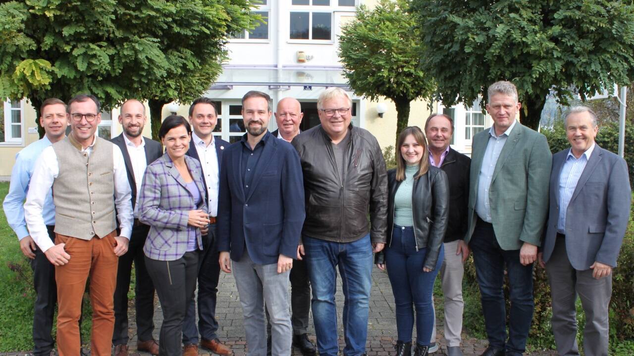 LH-Stellvertreter Stefan Schnöll und die Bürgermeisterinnen und Bürgermeister (im Bild am Sitz des Regionalverbandes in Seeham) haben das Hallenbadprojekt für den Flachgau fixiert. 
