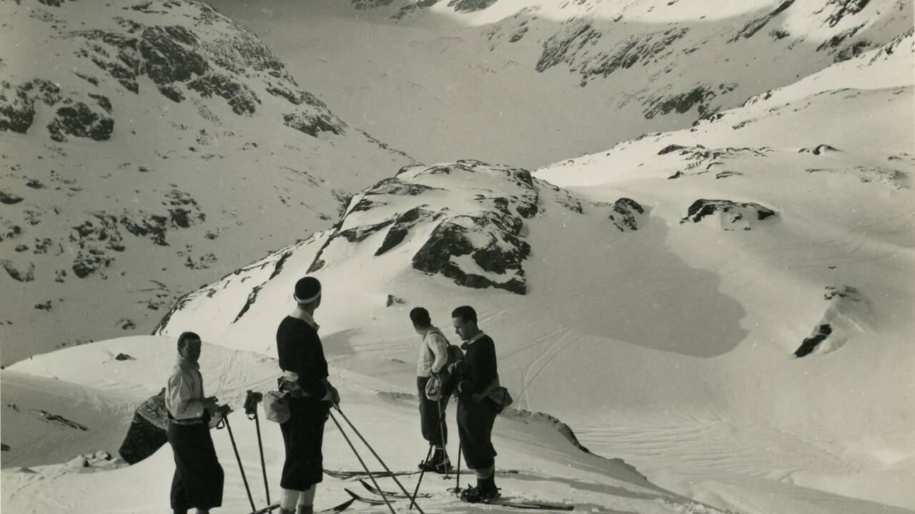 Skifahrer (vermutlich in den 1930-er Jahren) oberhalb des Weißsees. Skifahrer (vermutlich in den 1930-er Jahren) oberhalb des Weißsees.