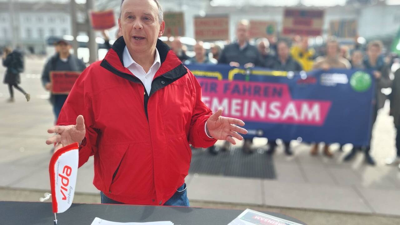 Vida-Vorsitzender Friedrich Schinagl ist empört: „Während die Zahl der Arbeitslosen steigt, debattieren Vertreterinnen und Vertreter der Wirtschaft über die Ausweitung von Kontingenten an ausländischen Arbeitskräften.“<br /><br /> 
