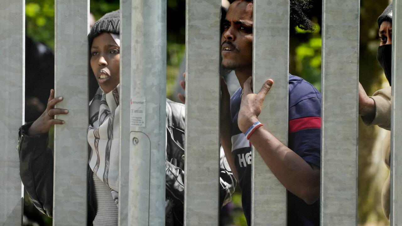 Russland und Belarus stehen im Verdacht, gezielt Migranten über die Grenze nach Polen zu schicken, um die EU zu destabilisieren. Im Bild Migranten hinter polnischen Grenzzäunen an der Grenze zu Belarus. 
