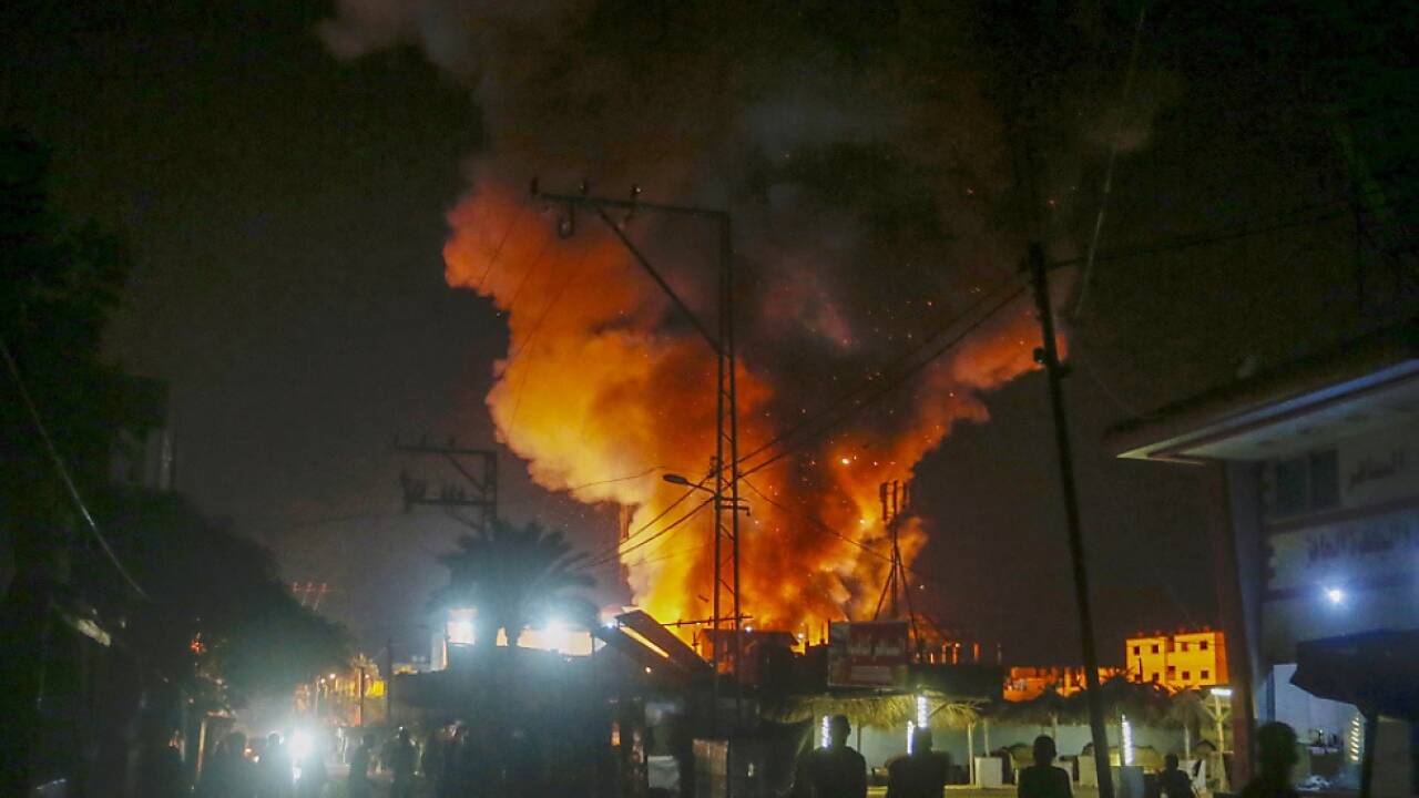 Feuer nach israelischem Luftangriff im Gazastreifen am Sonntag 