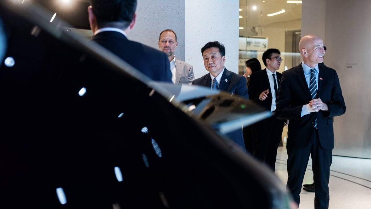 Wirtschaftsminister Martin Kocher hat die Hoffnung, dass sich die EU und China im Zollstreit für Elektroautos doch noch einigen. 