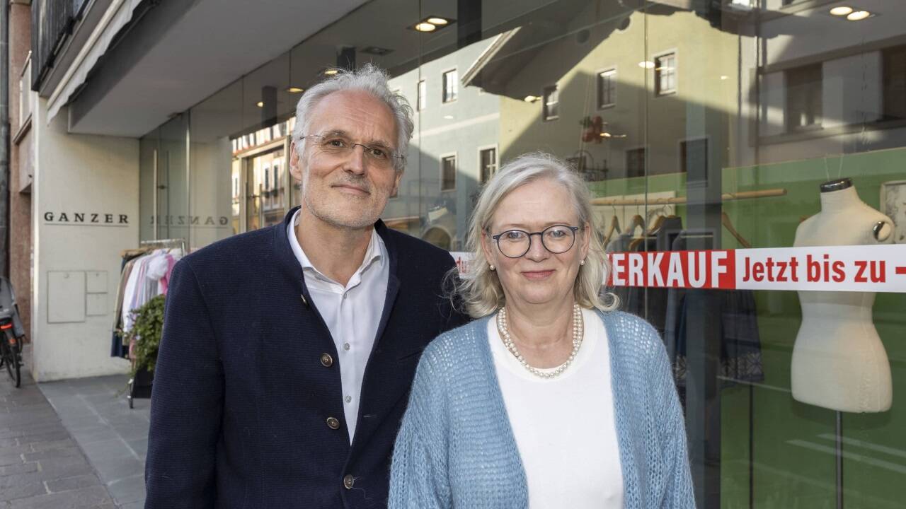 Irmgard und Peter Ganzer schließen ihr Trachtengeschäft in Golling. 