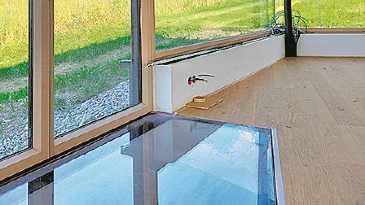 Der Glasboden lenkt Licht in den darunterliegenden Vorraum.  