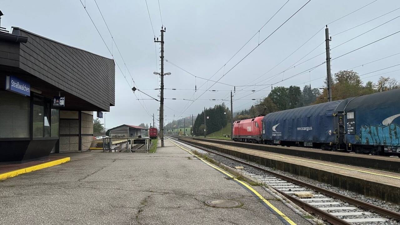 Trostloser Anblick: In den Bahnhof in Straßwalchen wird ab 2026 kräftig investiert. 