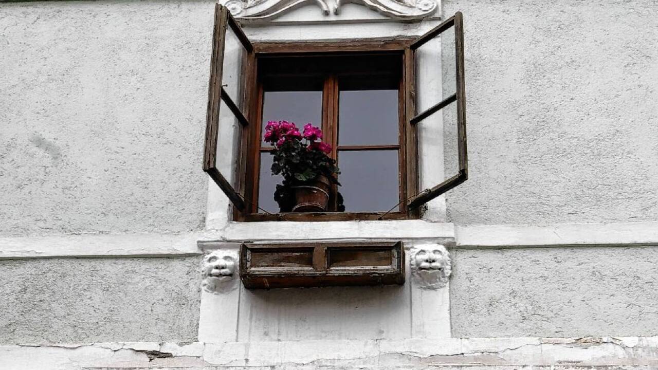 Die Löwenköpfe auf dem stattlichen Haus im Ortszentrum von Goldegg.  