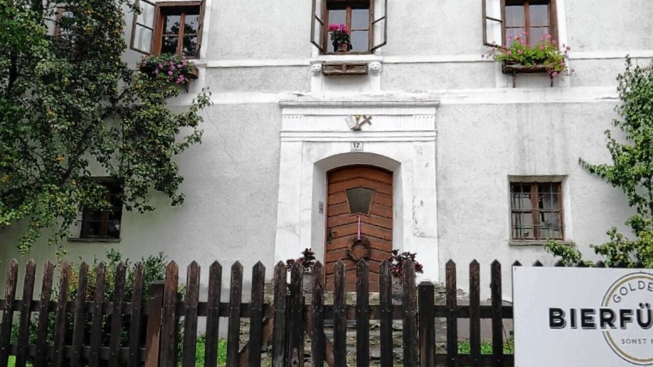 Blick auf das historische Haus in Goldegg.  