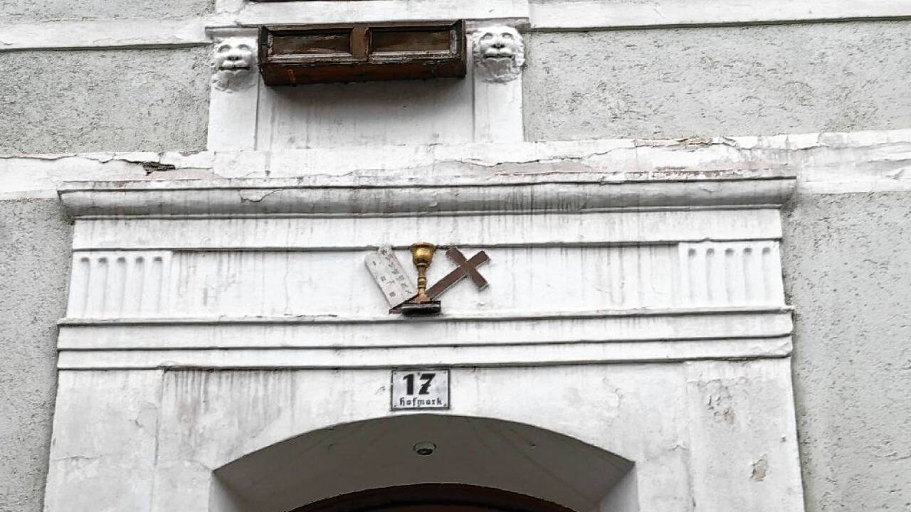 Blick auf das historische Haus in Goldegg. 