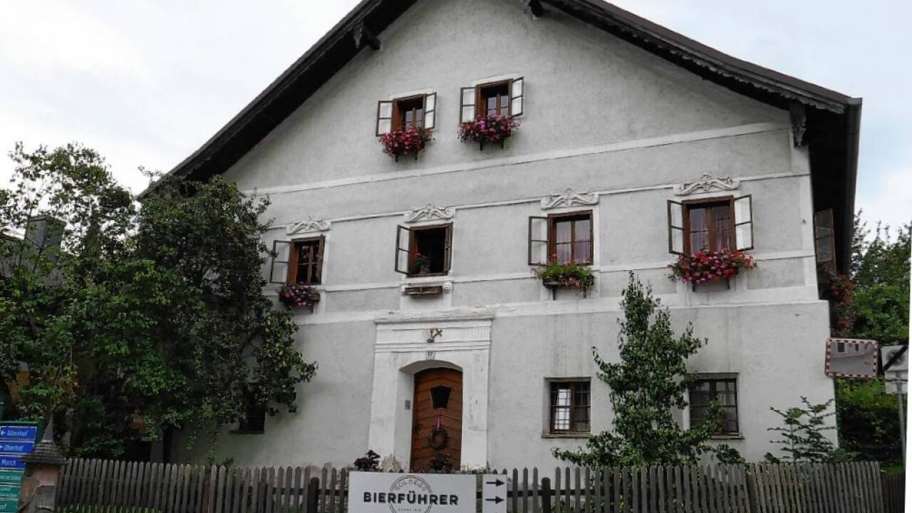 Blick auf das historische Haus in Goldegg. 