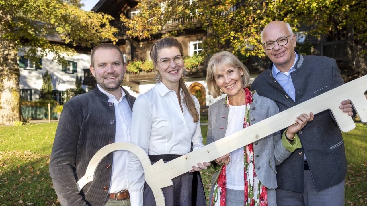 Symbolische Schlüsselübergabe in der Gersberg Alm: Johannes und Marion Hausberger mit Regina und Robert Winkler.  