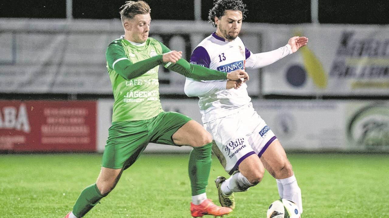 Sommerneuzugang Eric Mitterlechner (links) präsentiert sich in Hallein noch nicht in Topform. Sommerneuzugang Eric Mitterlechner (links) präsentiert sich in Hallein noch nicht in Topform.