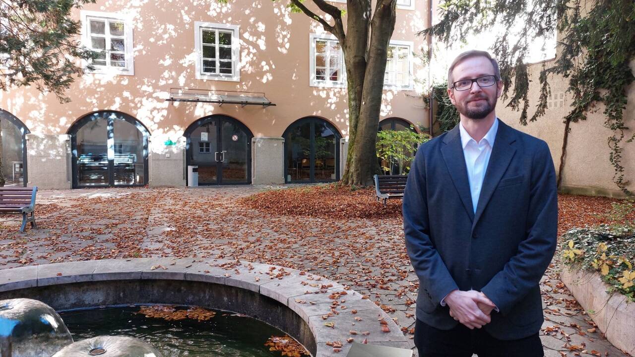 Der Verfasssungsjurist András Jakab im Hof des Firmian-Salm-Hauses der Universität in der Kapitelgasse. Der Verfasssungsjurist András Jakab im Hof des Firmian-Salm-Hauses der Universität in der Kapitelgasse.
