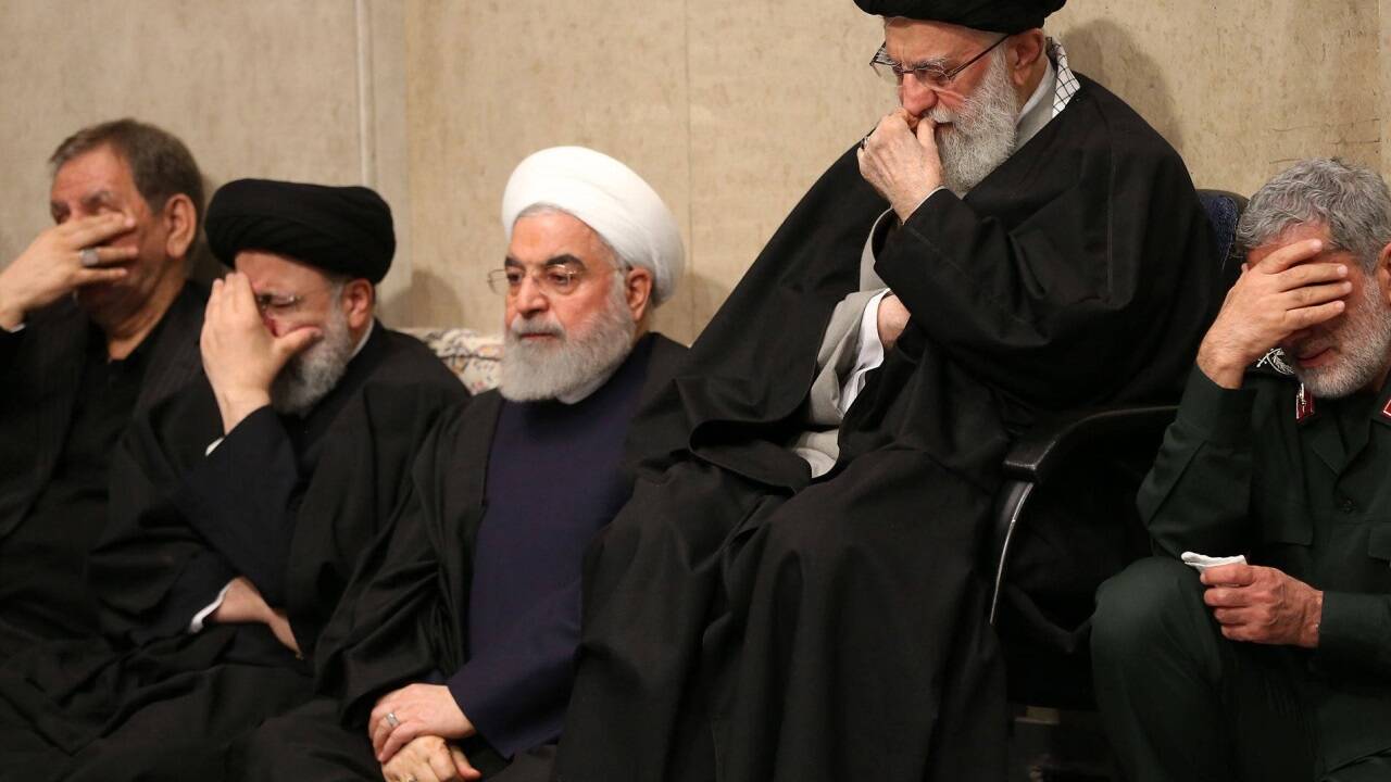 Ayatollah Khamenei erhöht in der Mitte neben dem damaligen Präsidenten Hassan Rouhani und Kommandeur Esmail Qaani: Das Regime trauerte 2022 um den bei einem US-Angriff getöteten Qasem Soleimani, Chef der Quds-Brigaden. Er wurde unmittelbar durch Qaani ersetzt. 