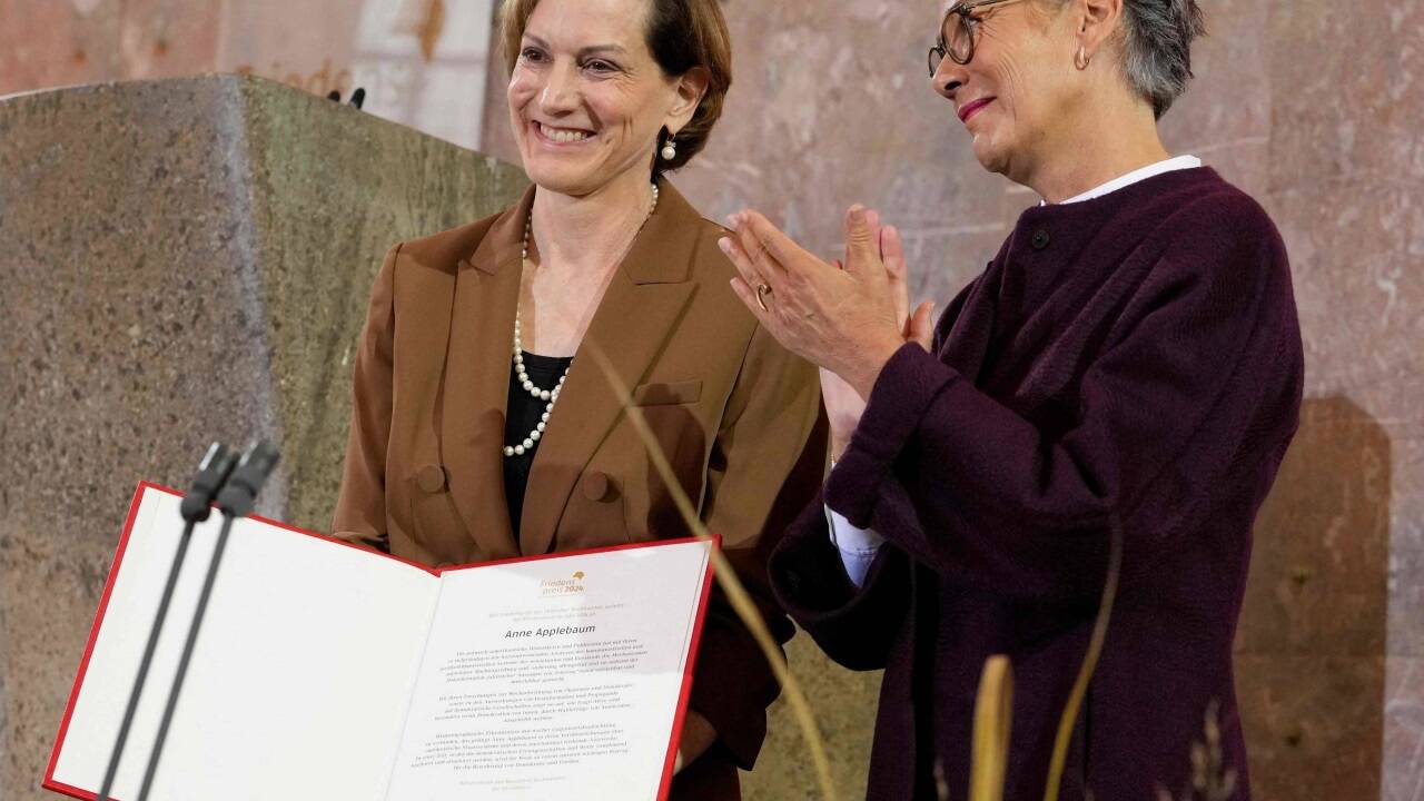 Preisträgerin Anne Applebaum und Karin Schmidt-Friderichs, Vorsitzende des Börsevereins des Deutschen Buchhandels.  