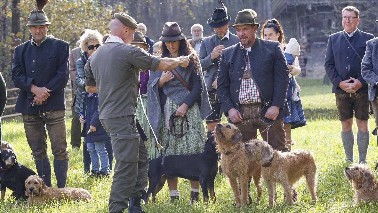 Bei einer Feldmesse im Freilichtmuseum erhielten die Jagdhunde den Segen von Militärpfarrer Richard Weyringer, der auch Pfarrprovisor in Großgmain ist. 
