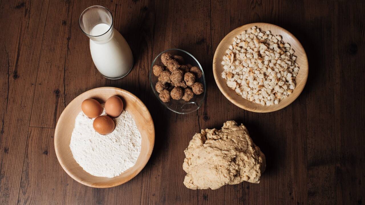 Preiswerte Zutaten und Fingerfertigkeit: Mehr ist bei der Produktion nicht gefragt. Serviert werden sie mit Sauerkraut, das mit Kümmel und einem Esslöffel Bratlfett verfeinert wurde.  Preiswerte Zutaten und Fingerfertigkeit: Mehr ist bei der Produktion nicht gefragt. Serviert werden sie mit Sauerkraut, das mit Kümmel und einem Esslöffel Bratlfett verfeinert wurde.