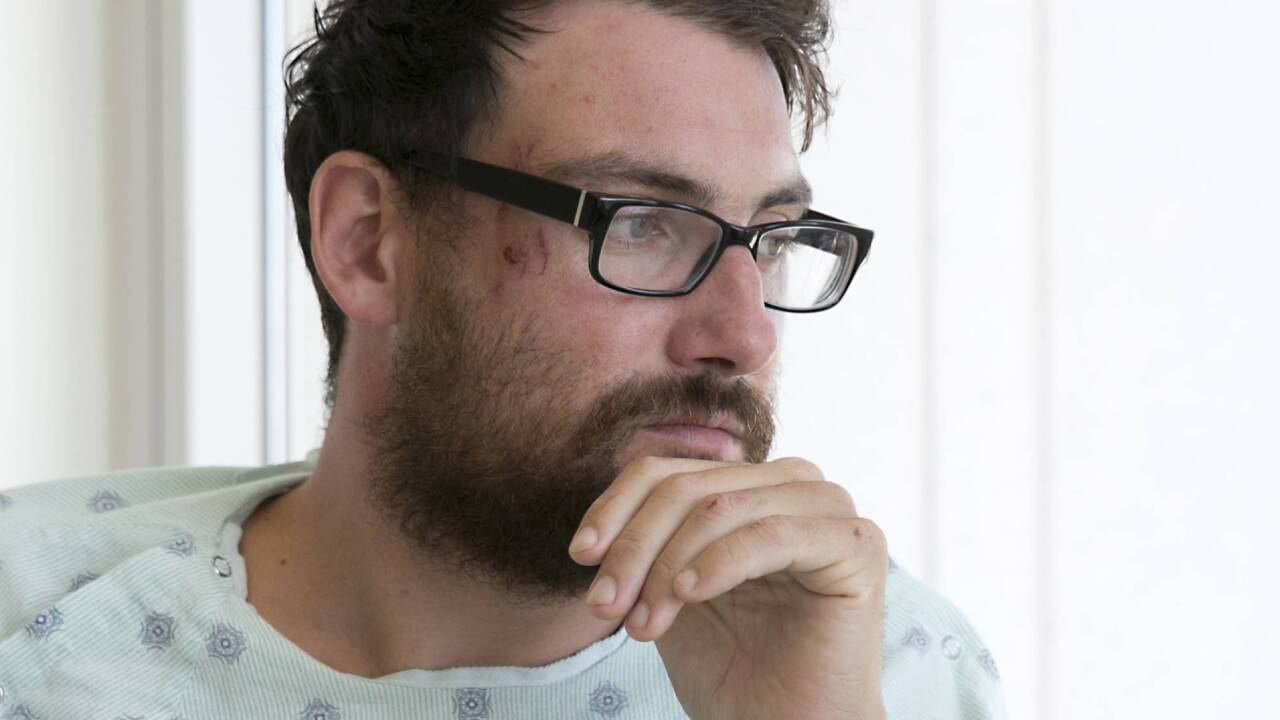 Er überlebte einen Blitzschlag: Mathias Steinhuber aus Innsbruck. Das Foto zeigt ihn bei einem Interview im Krankenhaus von Sacramento. 