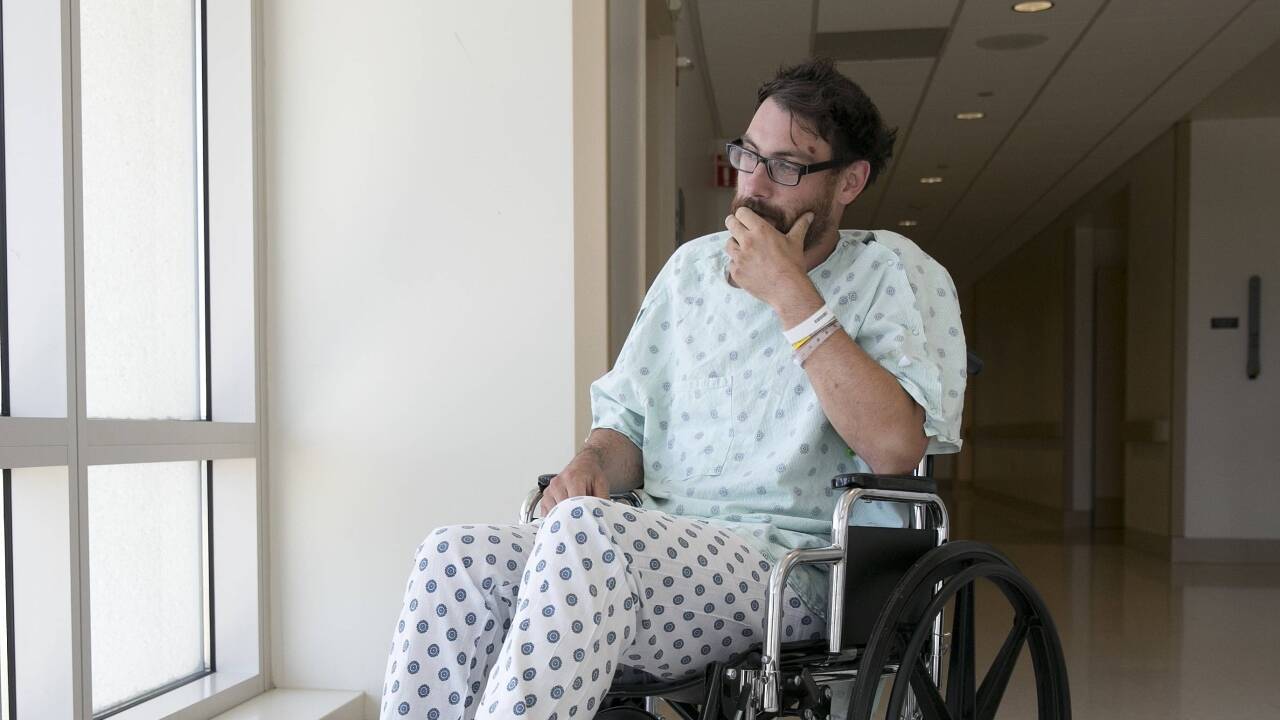 Er überlebte einen Blitzschlag: Mathias Steinhuber aus Innsbruck. Das Foto zeigt ihn bei einem Interview im Krankenhaus von Sacramento. 