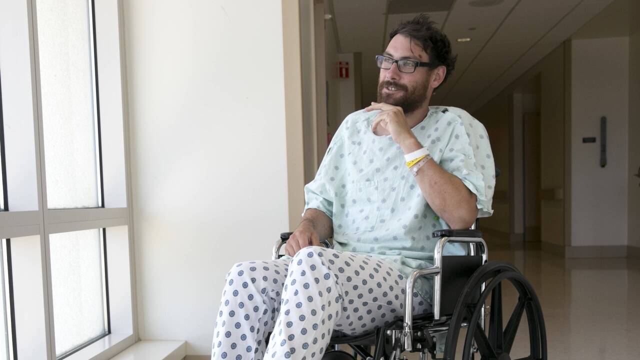 Er überlebte einen Blitzschlag: Mathias Steinhuber aus Innsbruck. Das Foto zeigt ihn bei einem Interview im Krankenhaus von Sacramento. 