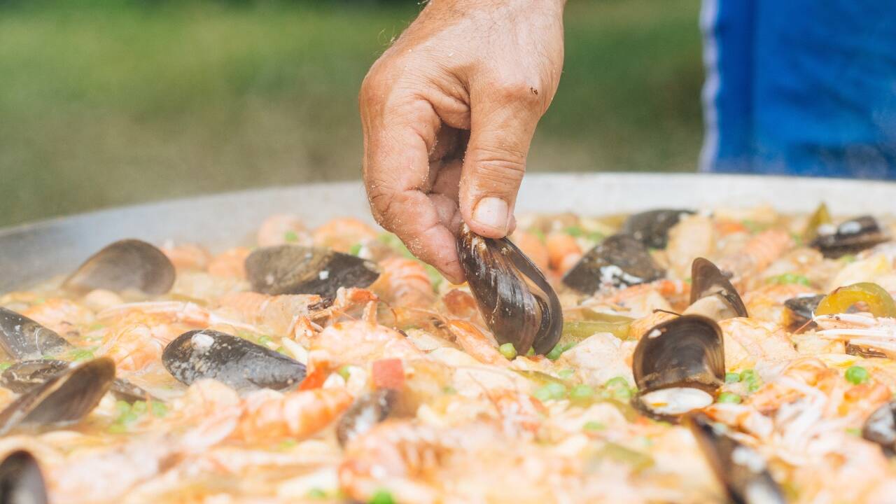 Die Paella ist ein vielschichtiger Genuss und ihre Zutaten sind von Region zu Region und von Koch zu Koch grundverschieden. Ramon Torra hat eine besonders delikate Version ertüftelt.   