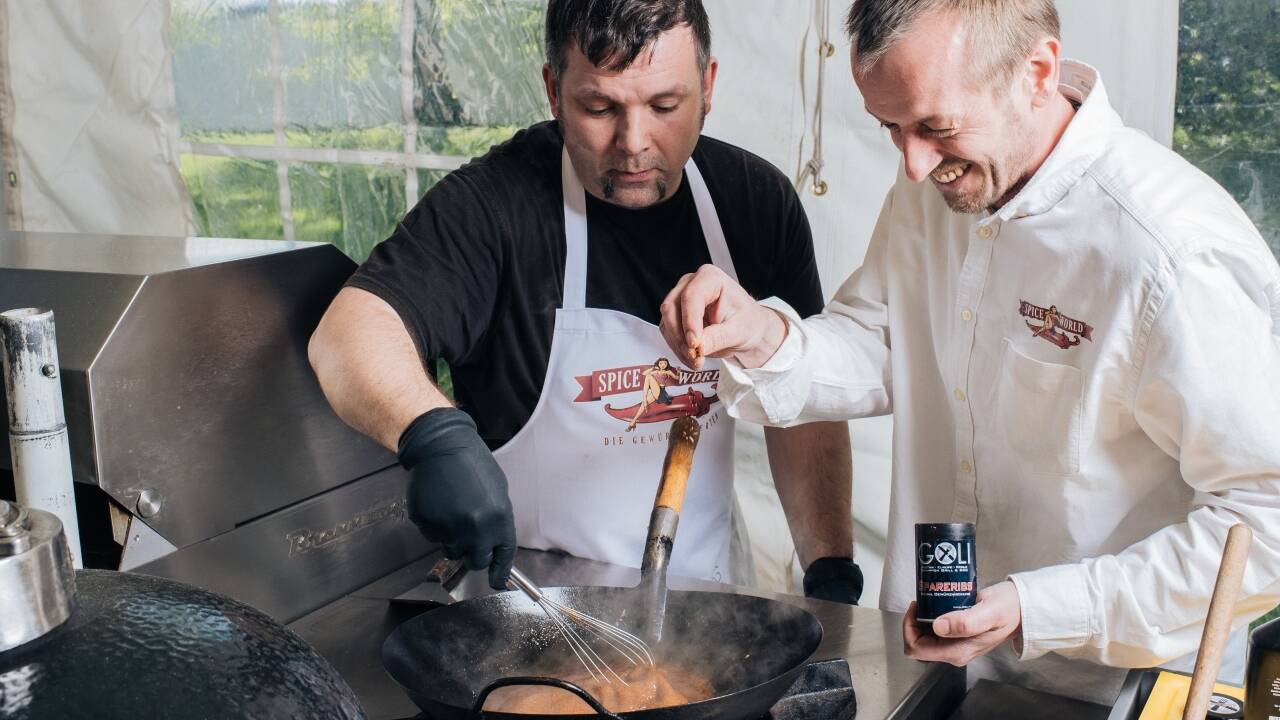Christoph „Goli“ Gollenz und Willy Pichler beim Grillen. 