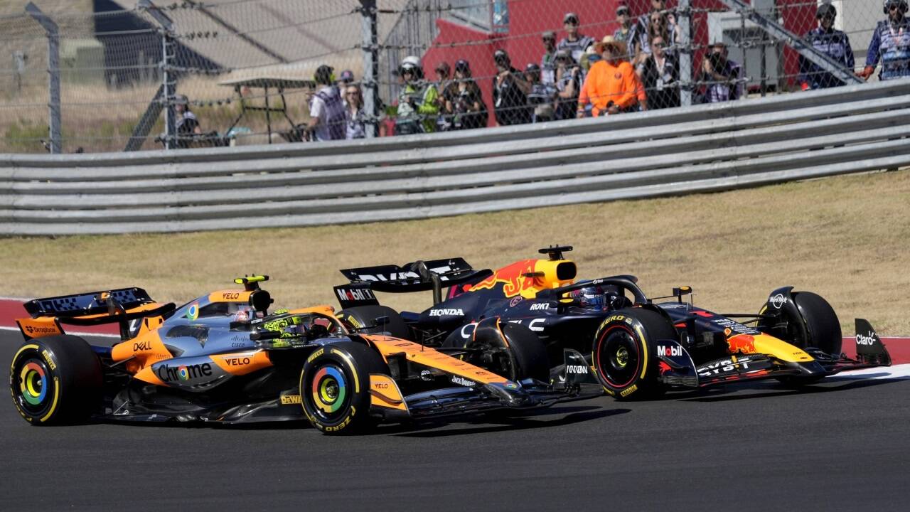 Lando Norris (links) und Max Verstappen duellierten sich rundenlang intensiv. Lando Norris (links) und Max Verstappen duellierten sich rundenlang intensiv.