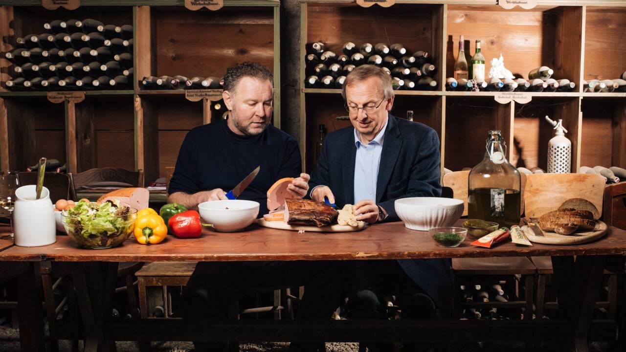 Speck, Eier, Knödel, Paprika und Leberkäse – dazu Gewürze nach Wahl. Pater Martin (r.) erklärt seinen Gästen seine einfach geniale Resteverwertung.   