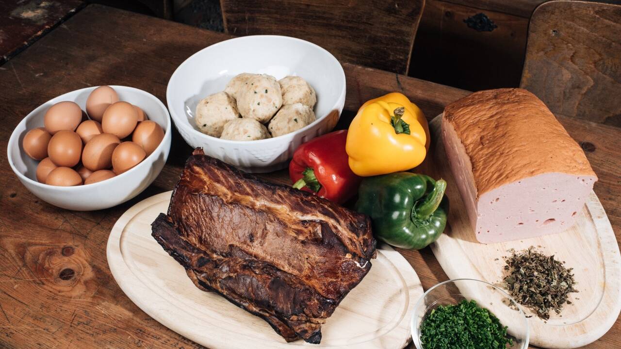 Speck, Eier, Knödel, Paprika und Leberkäse – dazu Gewürze nach Wahl. Pater Martin (r.) erklärt seinen Gästen seine einfach geniale Resteverwertung.   