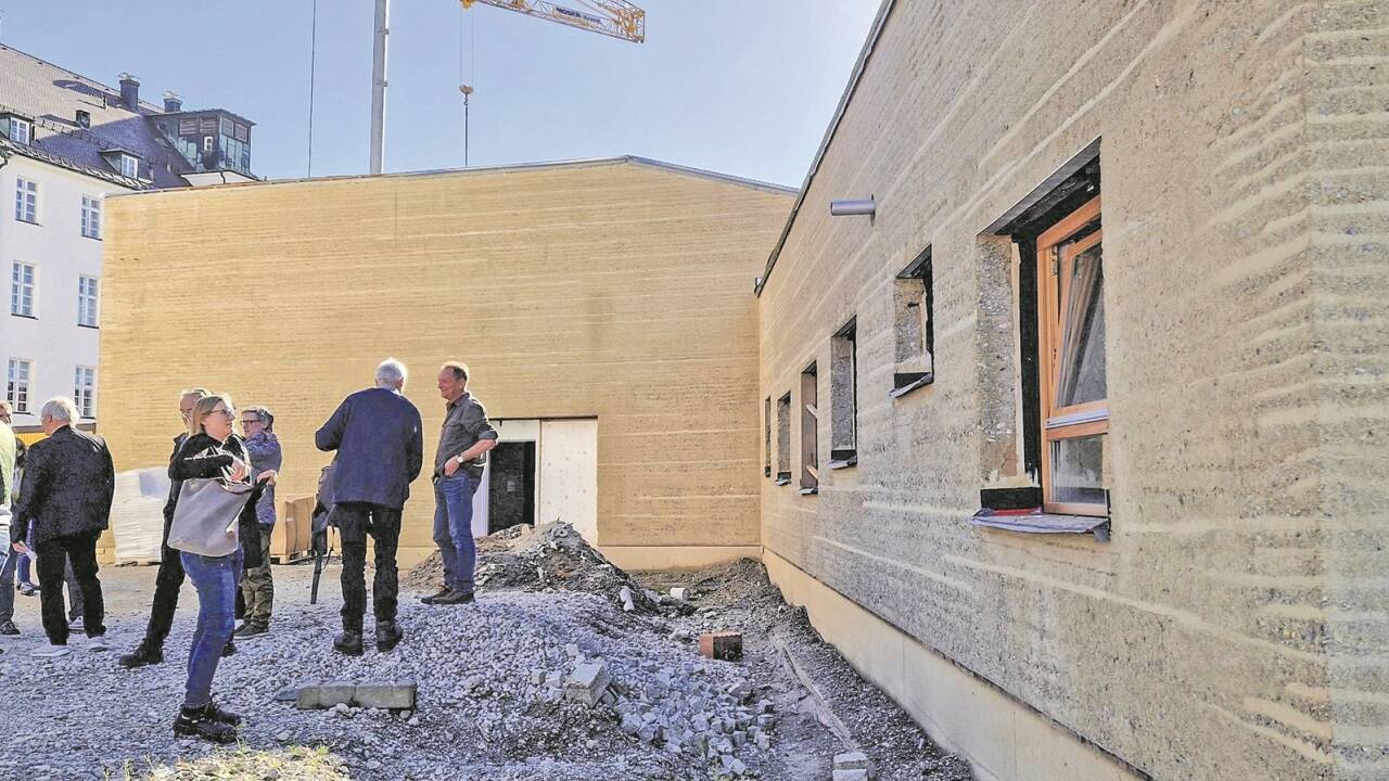 Das „Lehmhaus“ steht. Medienvertreter und Interessierte durften sich schon mal ein Bild vom Baufortschritt machen.  