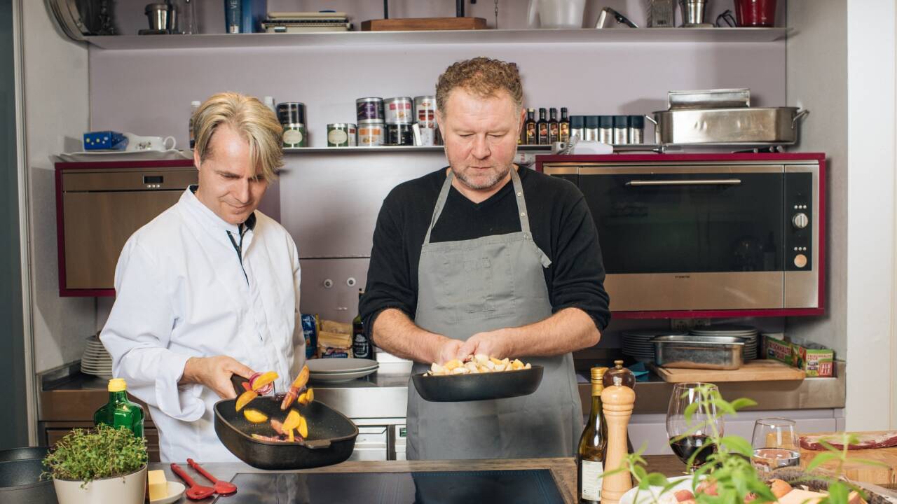 Gemüse schupfen will gelernt sein. Trennen Sie beim Braten bitte helles von buntem Gemüse. Gemüse schupfen will gelernt sein. Trennen Sie beim Braten bitte helles von buntem Gemüse.