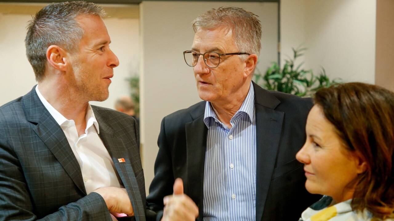 Walter Steidl (Parteichef von 2013 bis 2020) im Gespräch mit AK-Chef Peter Eder (links) und Cornelia Ecker (rechts, Bürgermeisterin von Bürmoos). 