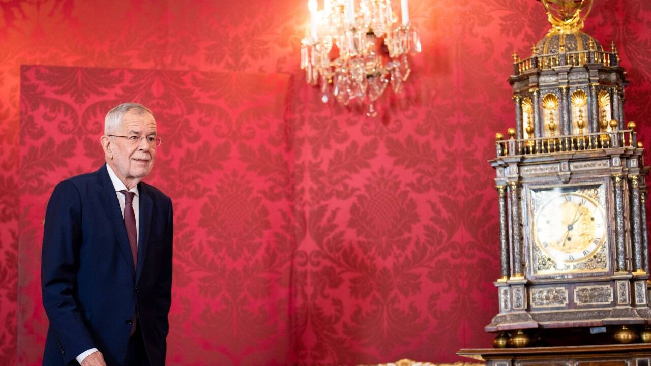 Die Uhr tickt für Bundespräsident Alexander Van der Bellen. Seit der Nationalratswahl sind bereits mehr als drei Wochen vergangen. Inhaltlich hat sich seither nicht viel bewegt. Die Uhr tickt für Bundespräsident Alexander Van der Bellen. Seit der Nationalratswahl sind bereits mehr als drei Wochen vergangen. Inhaltlich hat sich seither nicht viel bewegt.