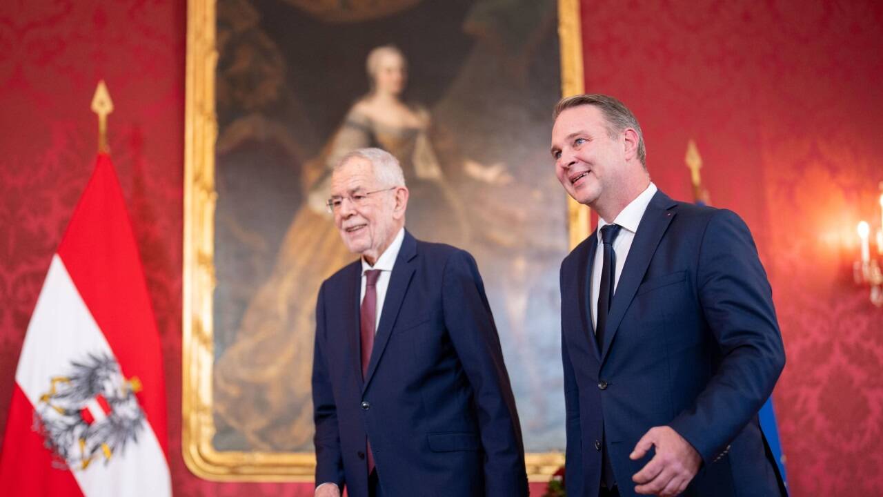 Alexander Van der Bellen mit SPÖ-Chef Andreas Babler in der Wiener Hofburg.  