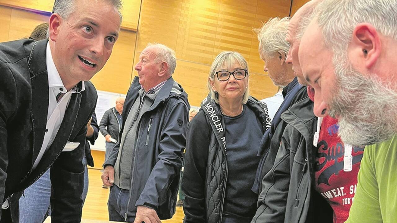 Der S-Link ist finanzierbar, sagt Albert Greinmeister von der Projektgesellschaft (l.). Die Besucher des Bürgerdialogs (hier in Anif) waren zuletzt sehr unterschiedlicher Meinung. 