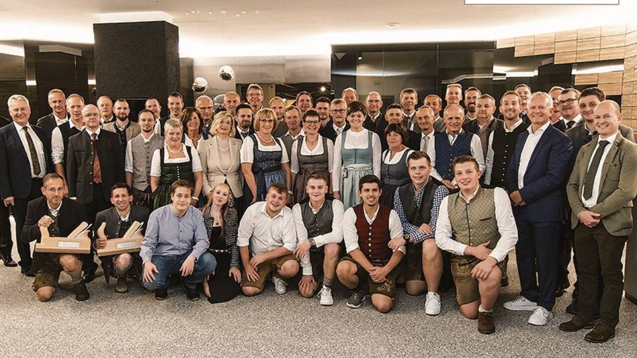 Die geehrten und pensionierten Mitarbeiterinnen und Mitarbeiter.  Die geehrten und pensionierten Mitarbeiterinnen und Mitarbeiter.