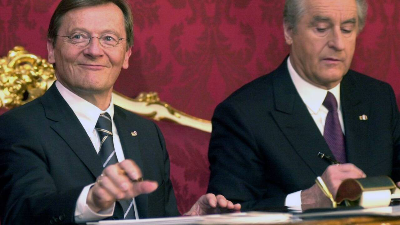 Regierungsbildung 1999/2000: Der soeben angelobte Bundeskanzler Wolfgang Schüssel wirkt erfreut, Bundespräsident Thomas Klestil weniger.  Regierungsbildung 1999/2000: Der soeben angelobte Bundeskanzler Wolfgang Schüssel wirkt erfreut, Bundespräsident Thomas Klestil weniger.