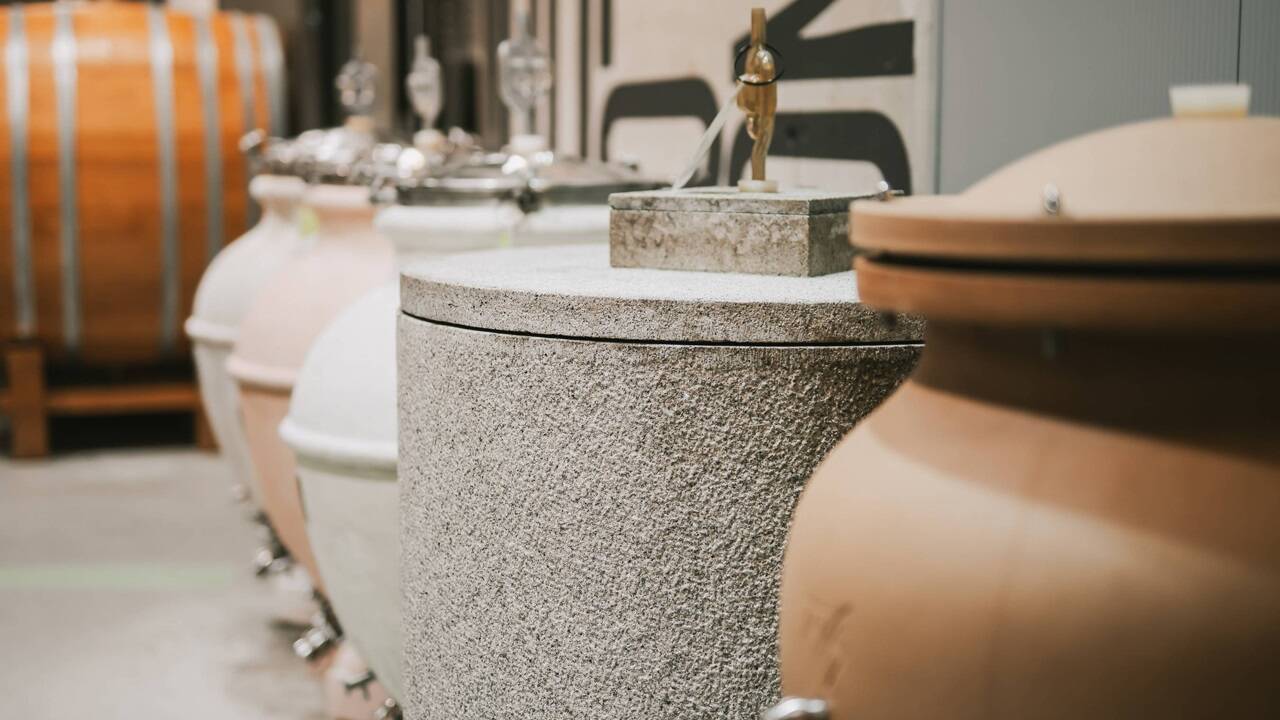 Das Weingut Esterházy experimentiert mit verschiedenen Materialien      bei den Lagerbehältnissen. Das Weingut Esterházy experimentiert mit verschiedenen Materialien bei den Lagerbehältnissen.